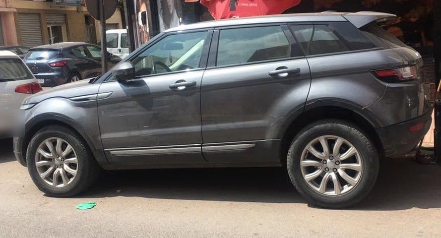 رينج روفر إيفوك رمادية مركونة في شارع بالدار البيضاء